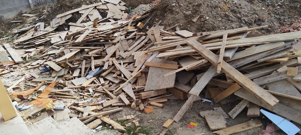 Vând lemne de foc din constructii