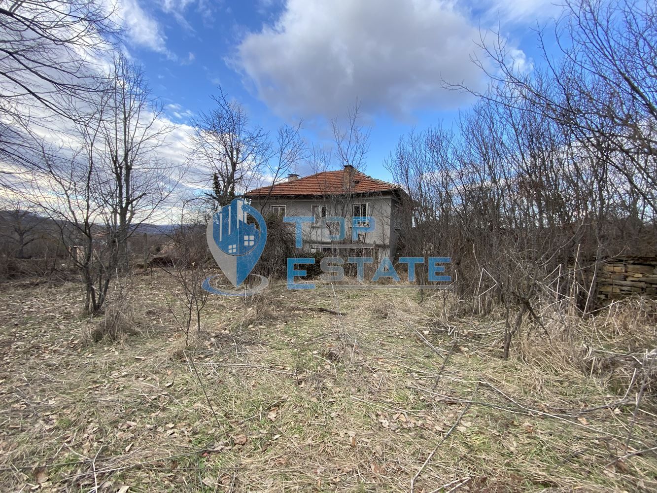 Двуетажна къща изградена от дялан камък и тухли в село Скалско, облас