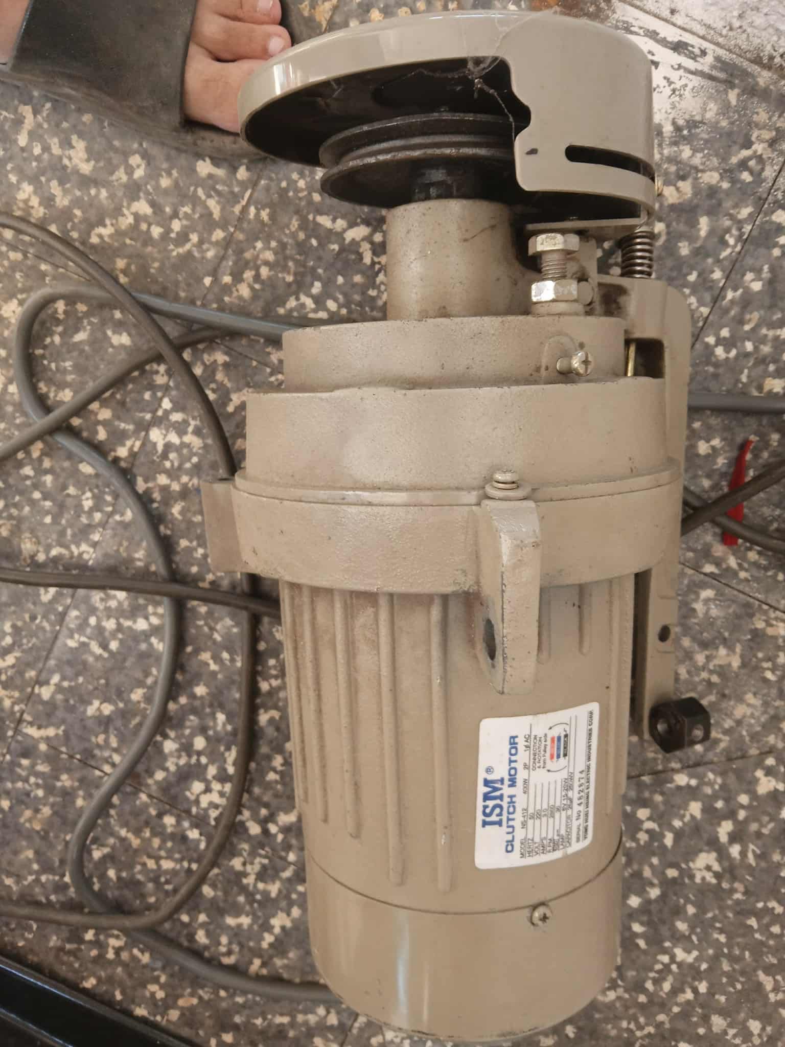 Продавам мотор за професионална шевна машина Motoman