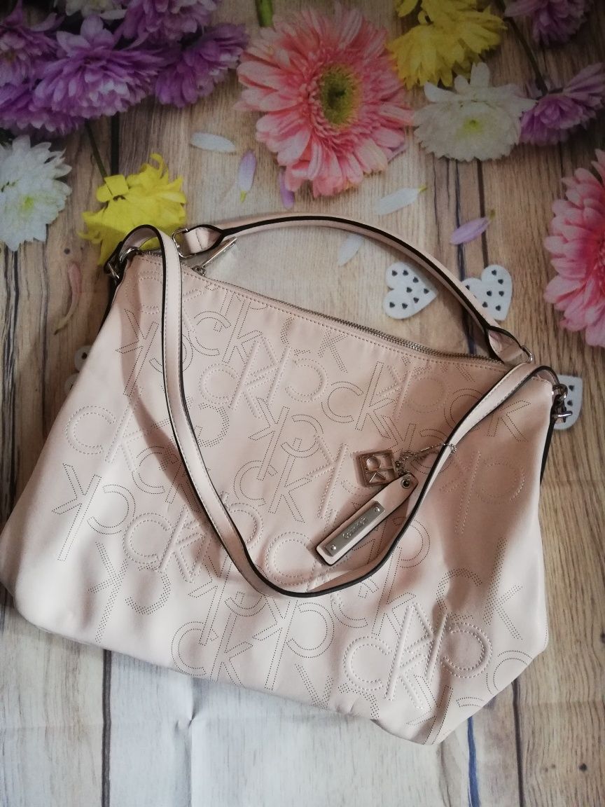 Дамска чанта,портфрйл Guess,Liu jo,Calvin Klein,DKNY,Patrizia,Desigual