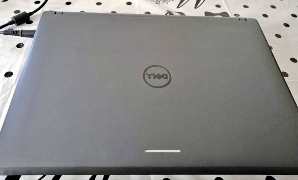 Laptop Dell cu touch screen