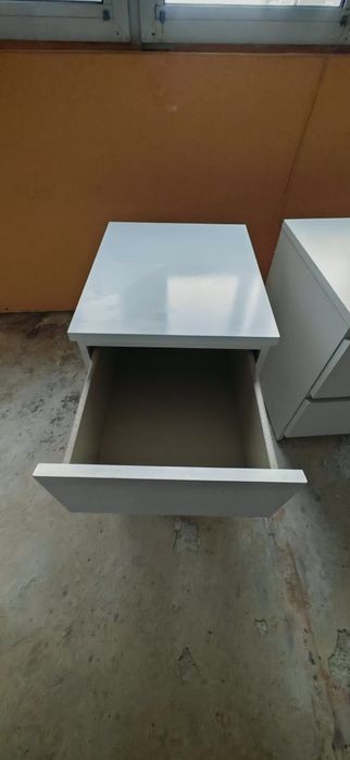 2 броя нощно шкафче с по 2 чекмеджета всяко.. Бял гланц като нови