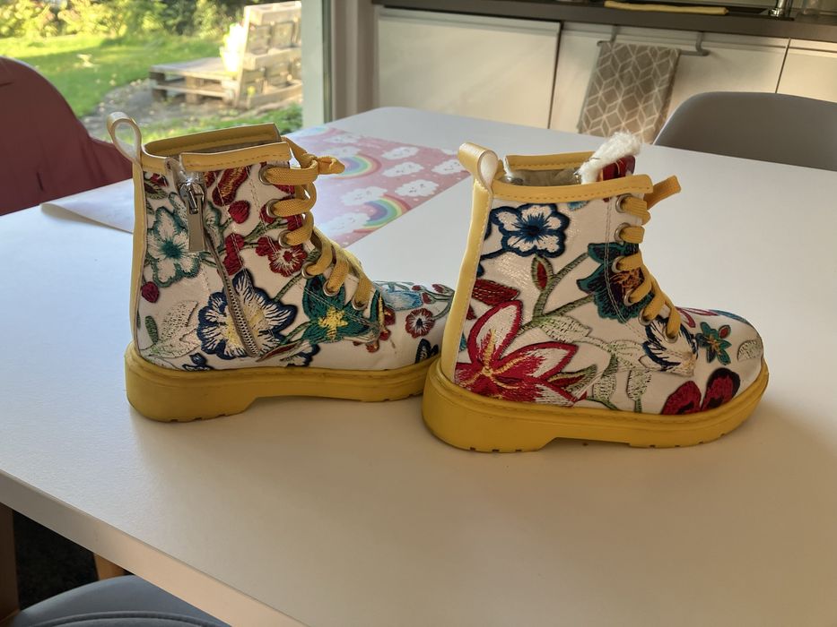 Боти момиче