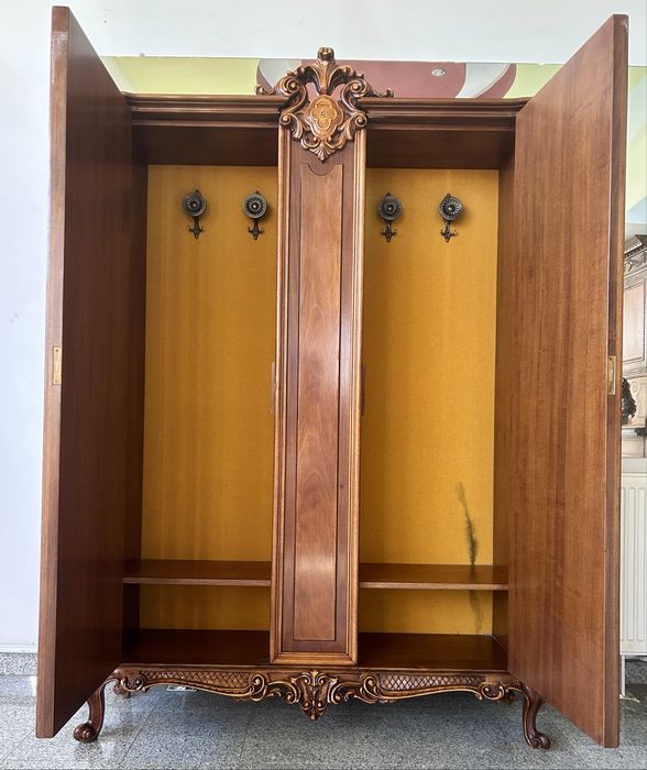 Cuier tip dulap din lemn masiv