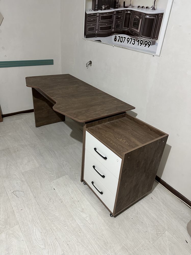 Компьютерный стол. Стол писменный. Парта для дома