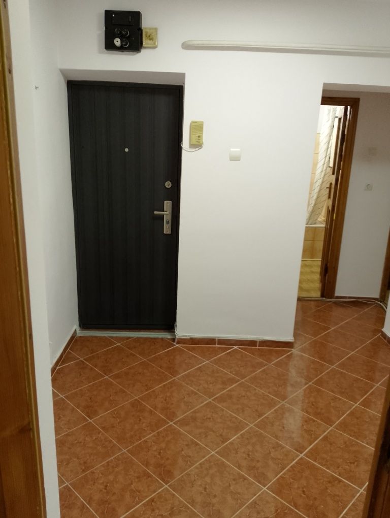 Închiriez apartament