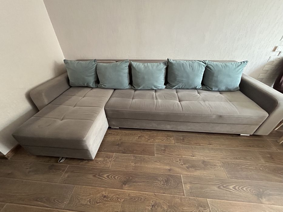 Угловой диван в велюровой обивке