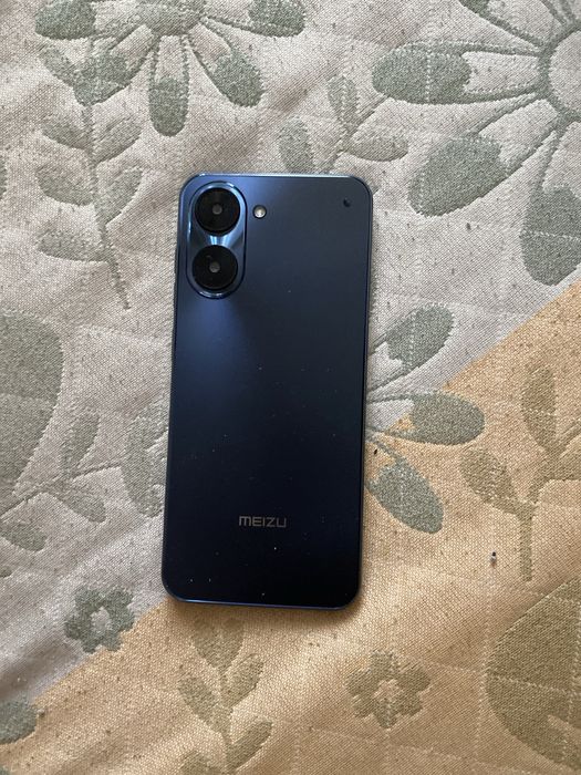 Смартфон Meizu с чехлом и шнуром для зарядки