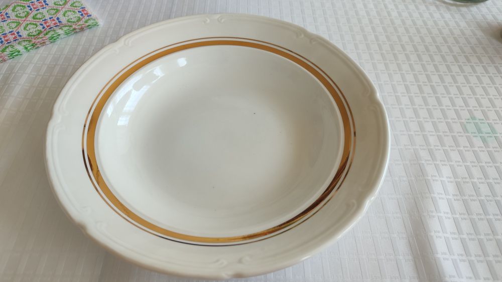 Порецланови чинии за хранене със златен кант