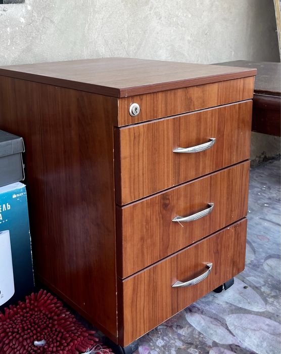 Тумбочка на колесах