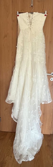 Класическа дизайнерска булчинска рокля с шлейф и було