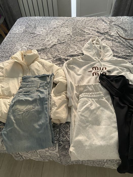 Женские вещи: куртка, спортивная двойка, джинсы и черная кофта