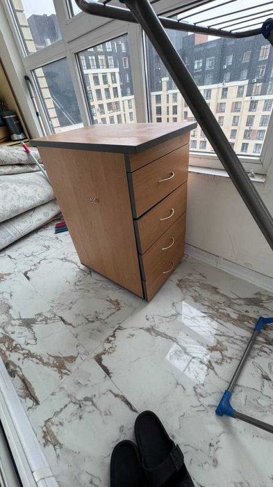 Тумба с ящиками в хорошем состоянии