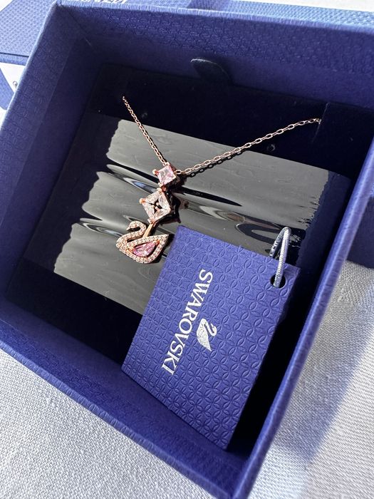 Colier Swarovski dancing swan rose gold cu piatra roz