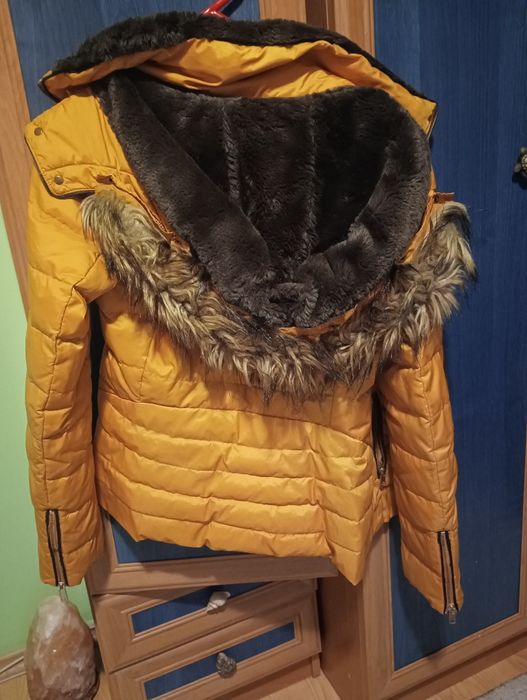 Зимно дамско яке на Зара с топла вата и качулка размер S