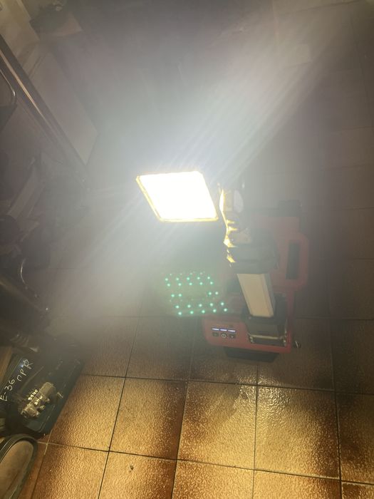 LED прожектор със стойка MILWAUKEE M18 ONERSAL