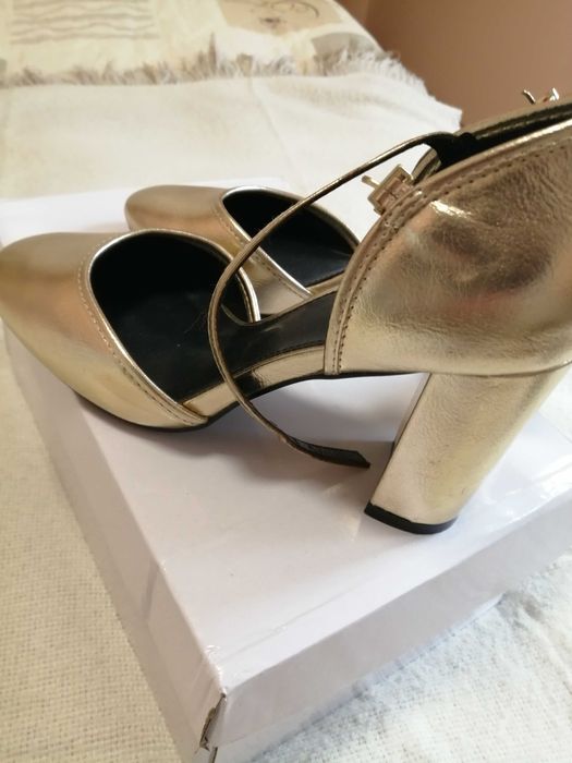 Продавам елегантни обувки и чехли