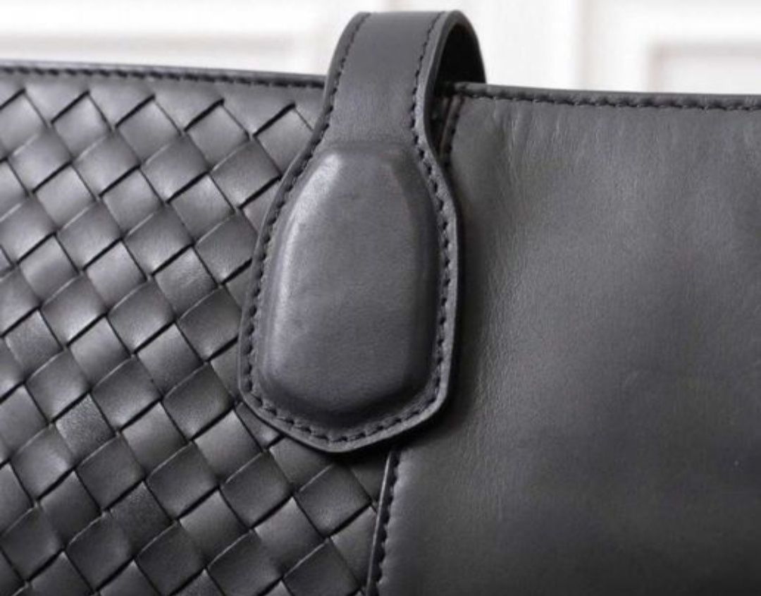 Нова Bottega мъжка чанта естествена кожа-280.00лв.
Подарък е.