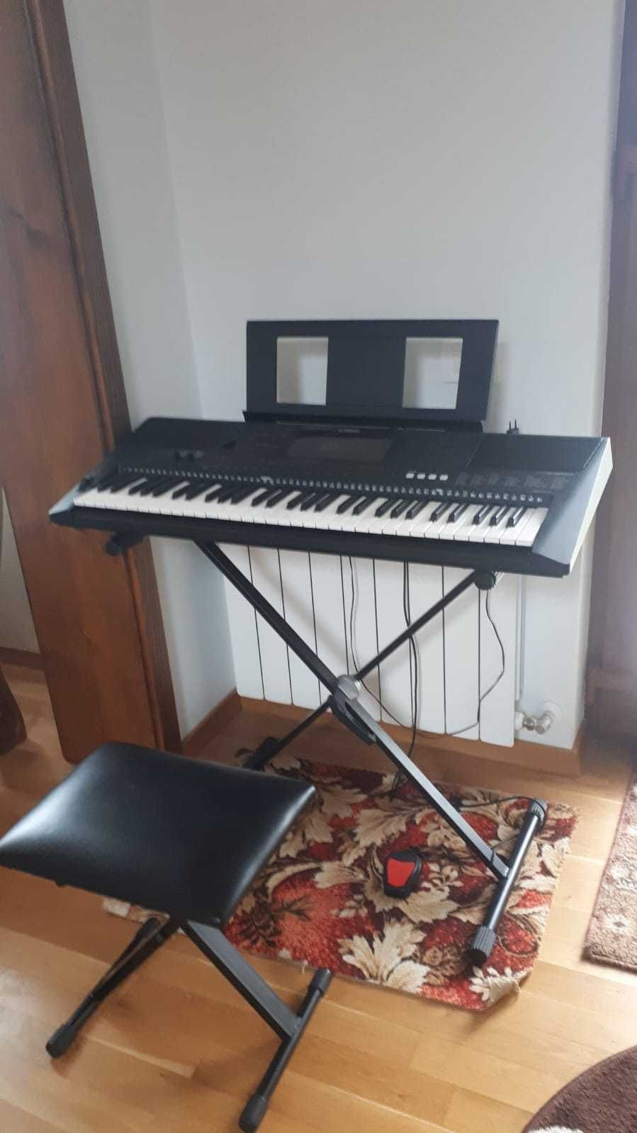 Vând Yamaha PSR-E453 - clapă aranjor