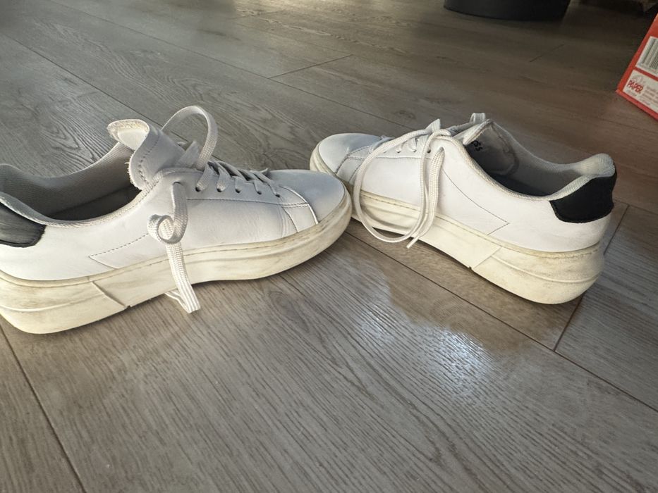 Sneakers Boss maimes 37 copii