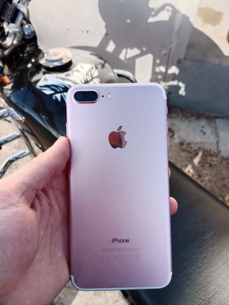 Продам iPhone 7+