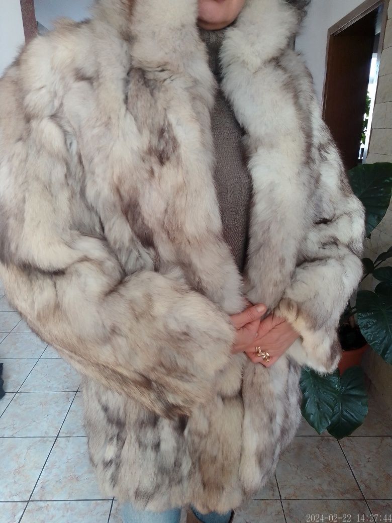 Vând haina de blana naturala vulpe polara