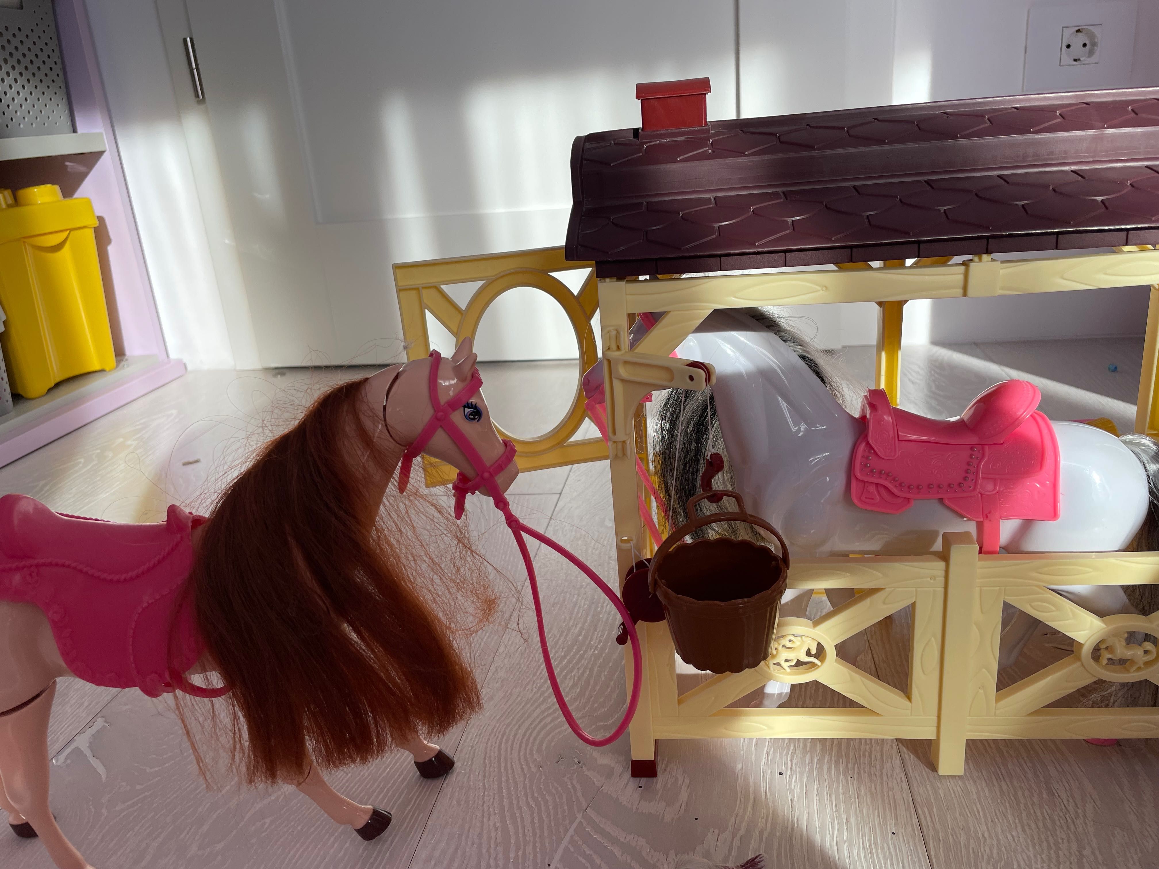 Grajd / Ferma cu cai pentru Barbie