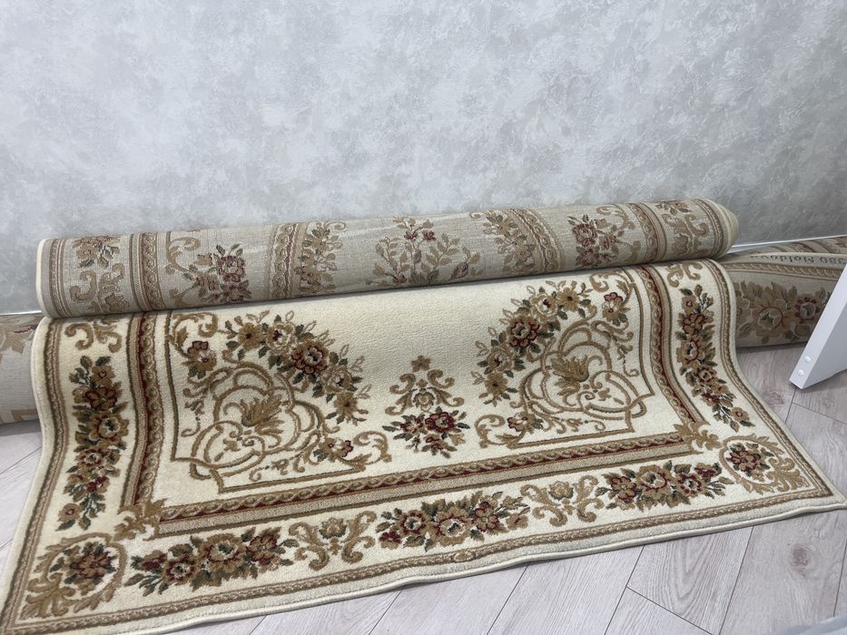 Продам ковер в хорошем состоянии 2 ковра одинаковые расцетки