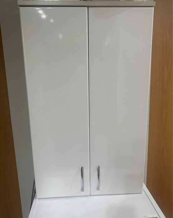 Продавм шкаф для ванной комнаты.