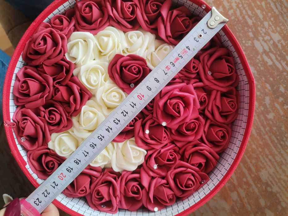 Продавам луксозна кутия с рози