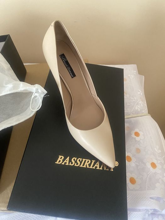 Туфли новые,  бежевые лабутены