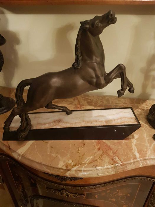 Kрасива статуя на кон