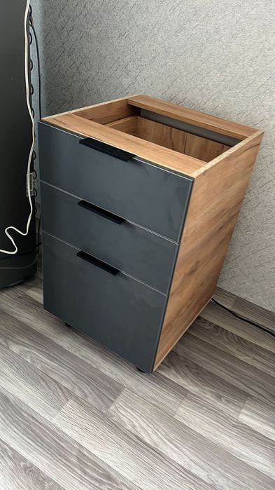 Кухня ЛДСП с плитой раковиной и вытяжкой