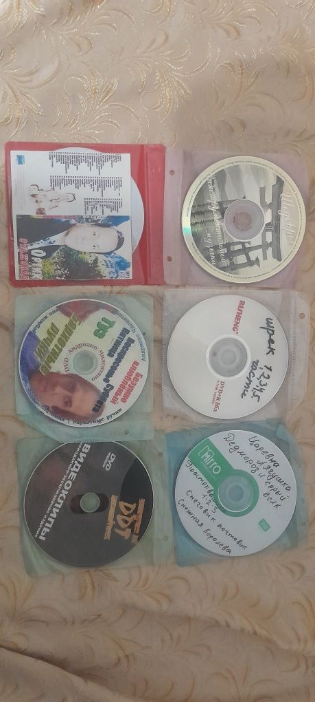 Продам Кассеты и диски