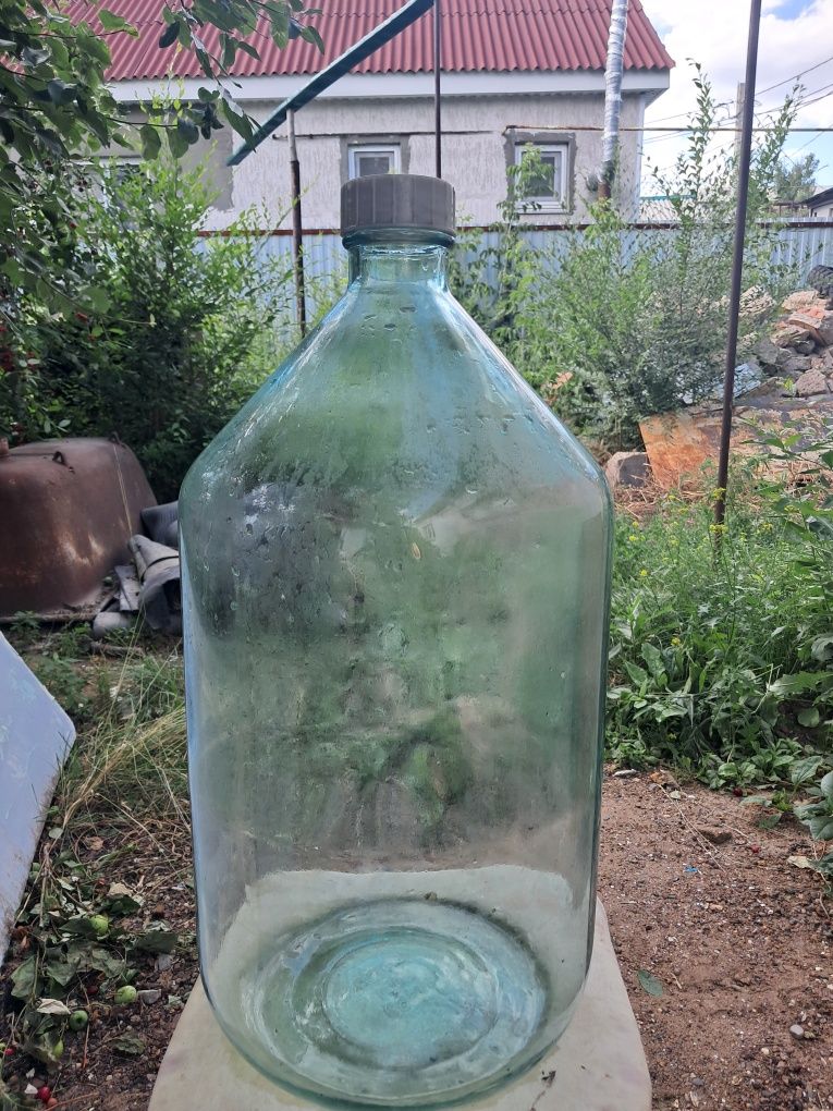 Продаётся бутылка стеклянная,объём 20л