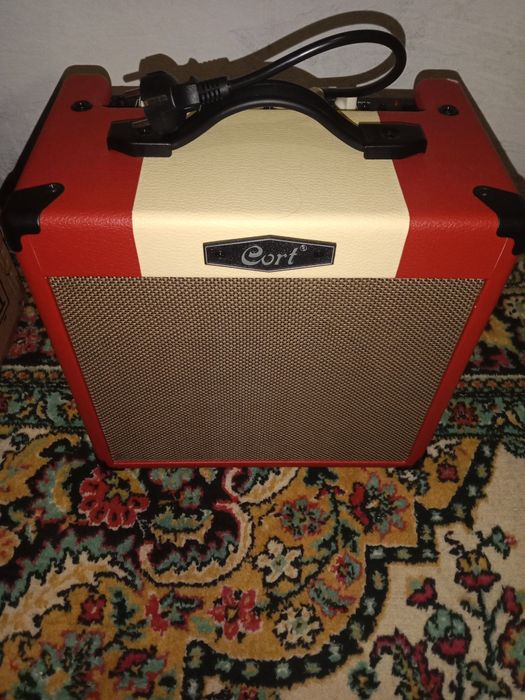 Продам комбоусилитель / комбик cort 15w + гитара