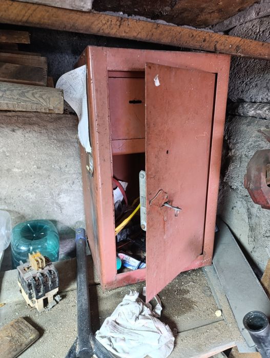 Продам сейф заводской