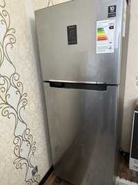 Холодильник Самсунг в новом состоянии. Покупали в технодоме.