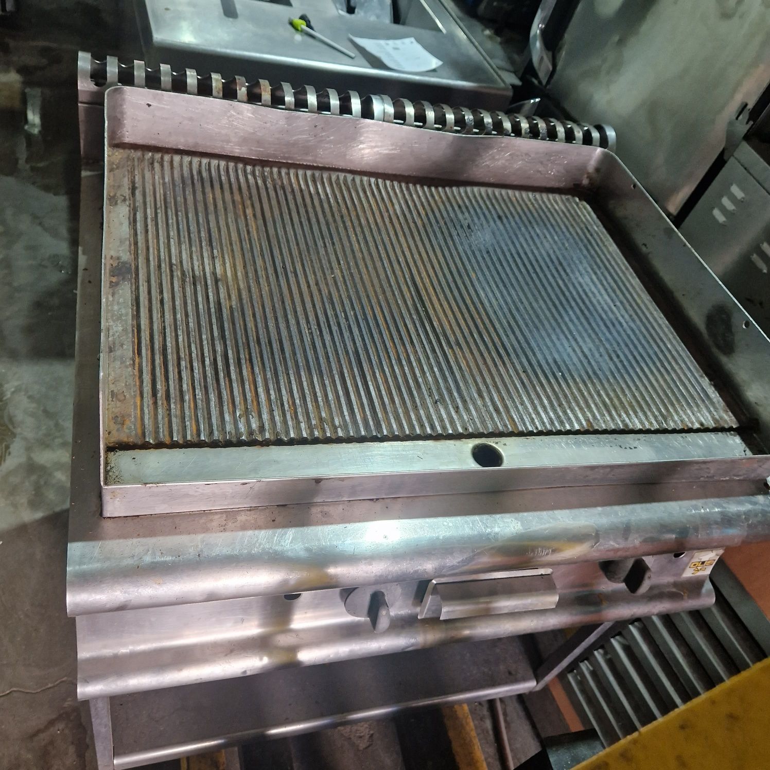 Grill.striat pe gaz, de putere, cu banc