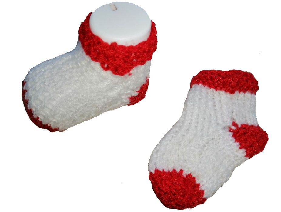 Бебешки безшевни чорапи ръчно плетени различни цветове