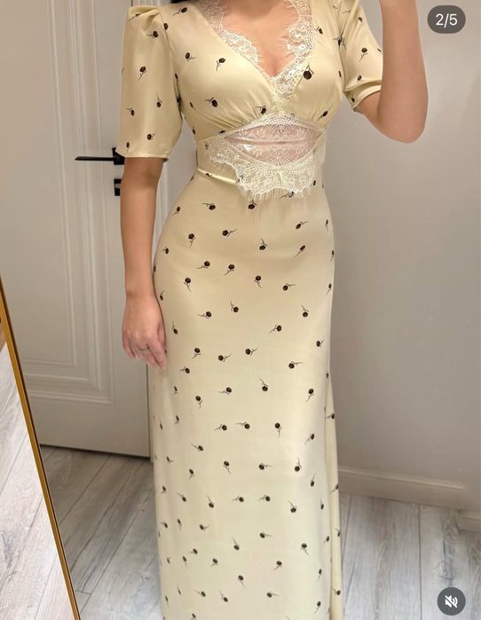 Красивое атласное платье, с кружевом.