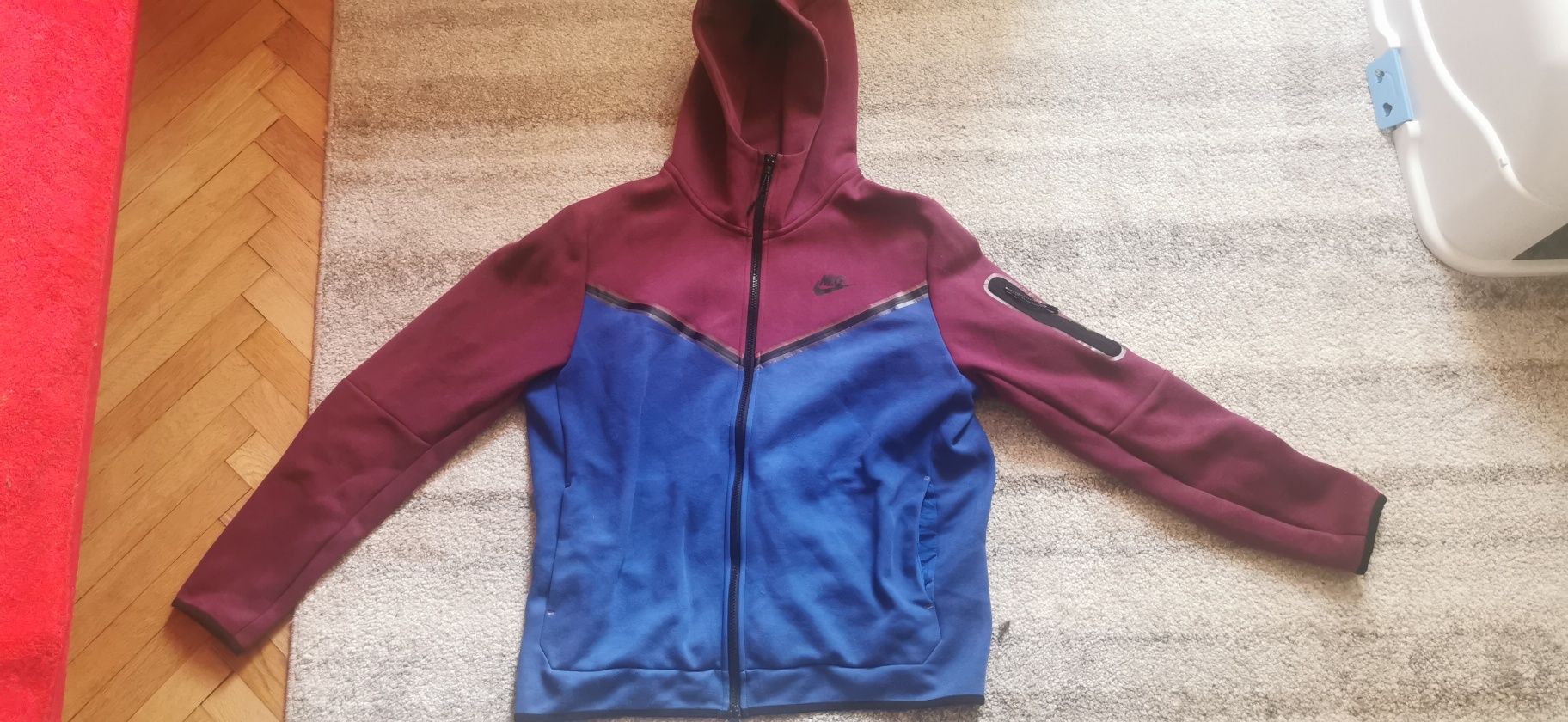 Vând bluza Tech Fleece