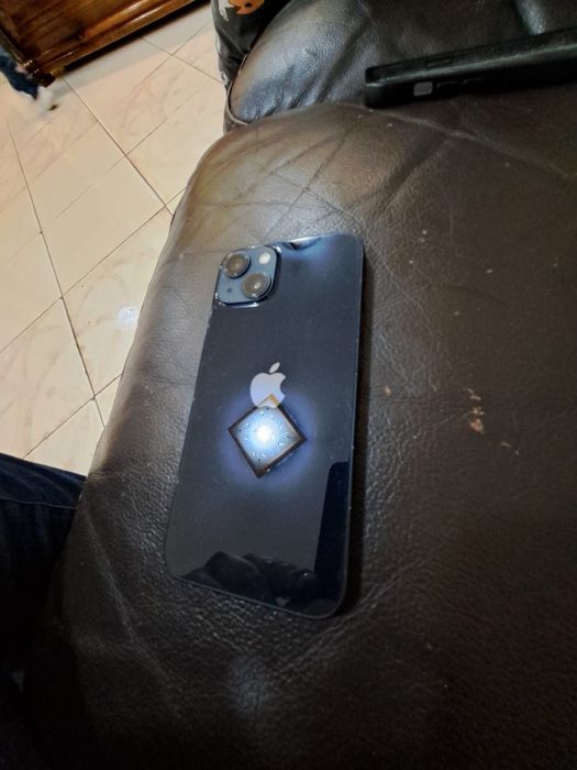 Vand iphone 13 simplu