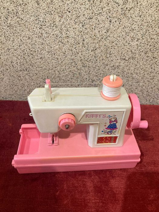 Кукли, прахосмукачка, микрофон и други играчки