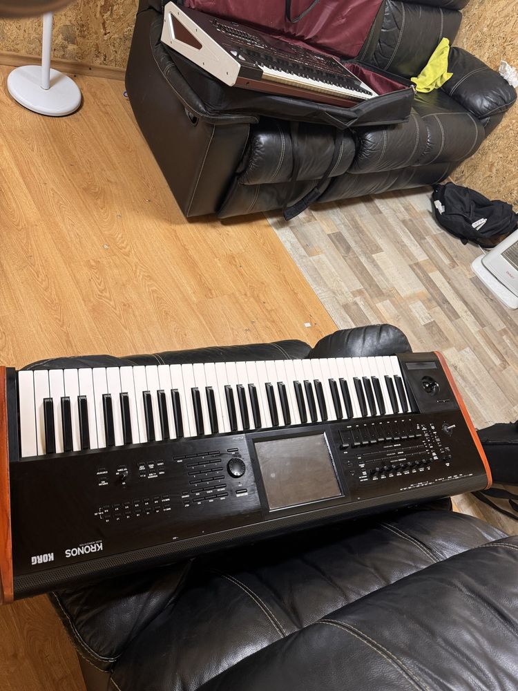 Продават се Korg Kronos 2 u Korg pa4x !