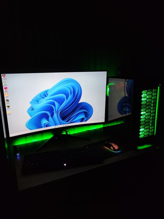 Геймърски Компютър с Монитор