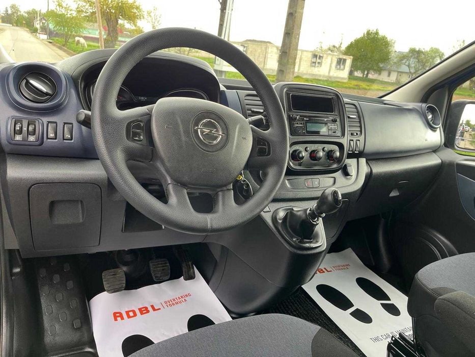 Vand opel vivaro cu 6 locuri si duba an 2015 euro 5maxim de lung