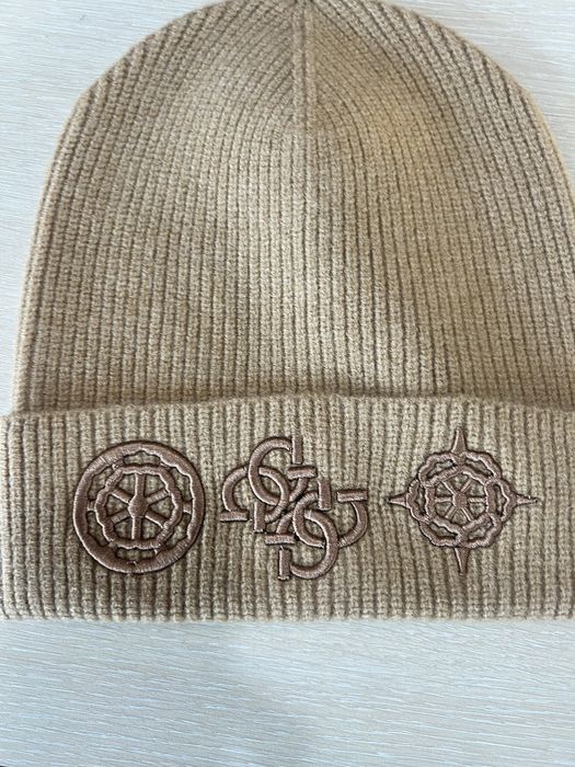 Бежова зимна шапка на Guess