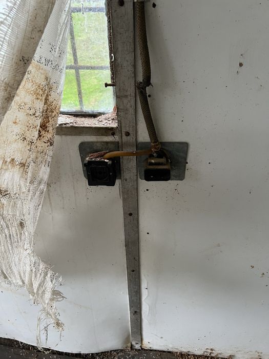 Baraca metal cu instalatie electrica