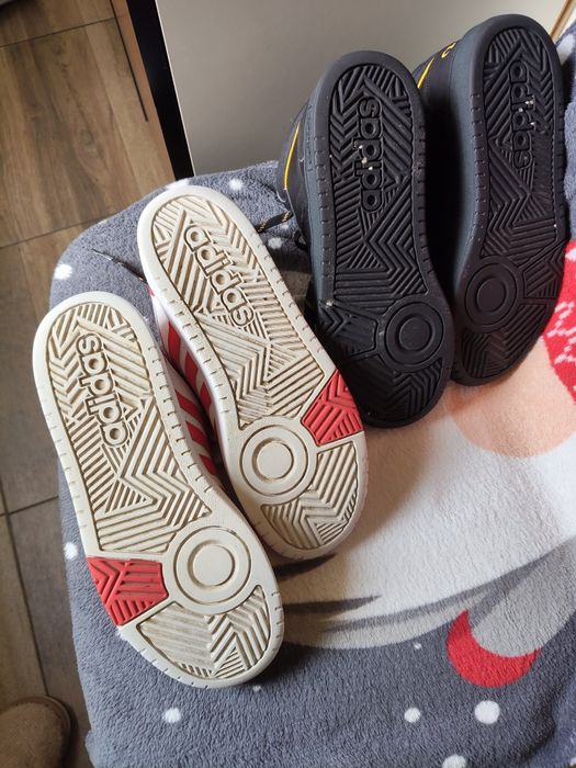 Vând doua perechi Adidas